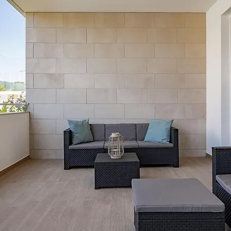 Apartment Design 1 With Pool By Homing Lagos